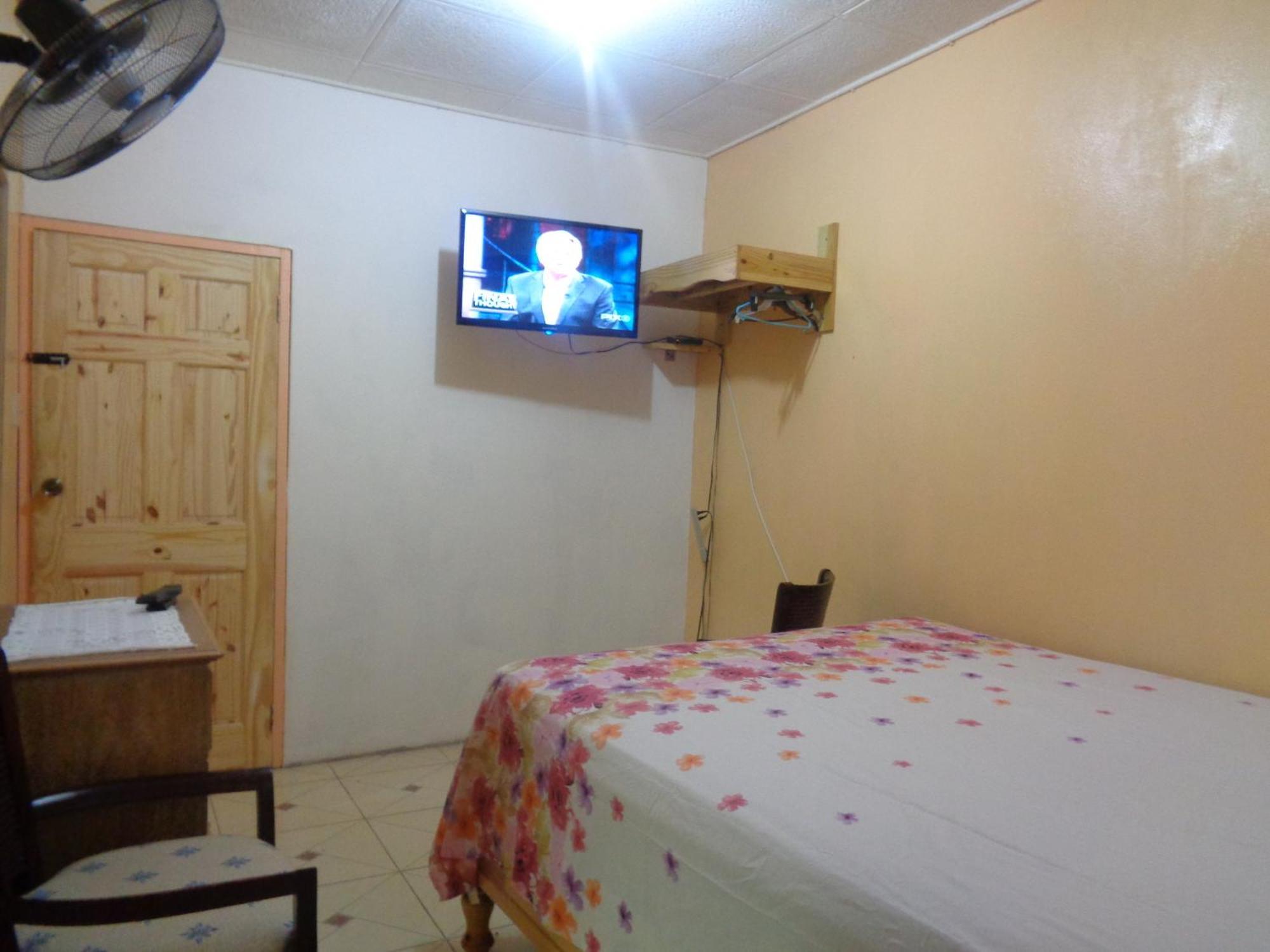 Yard Style Hotel Kingston Room photo