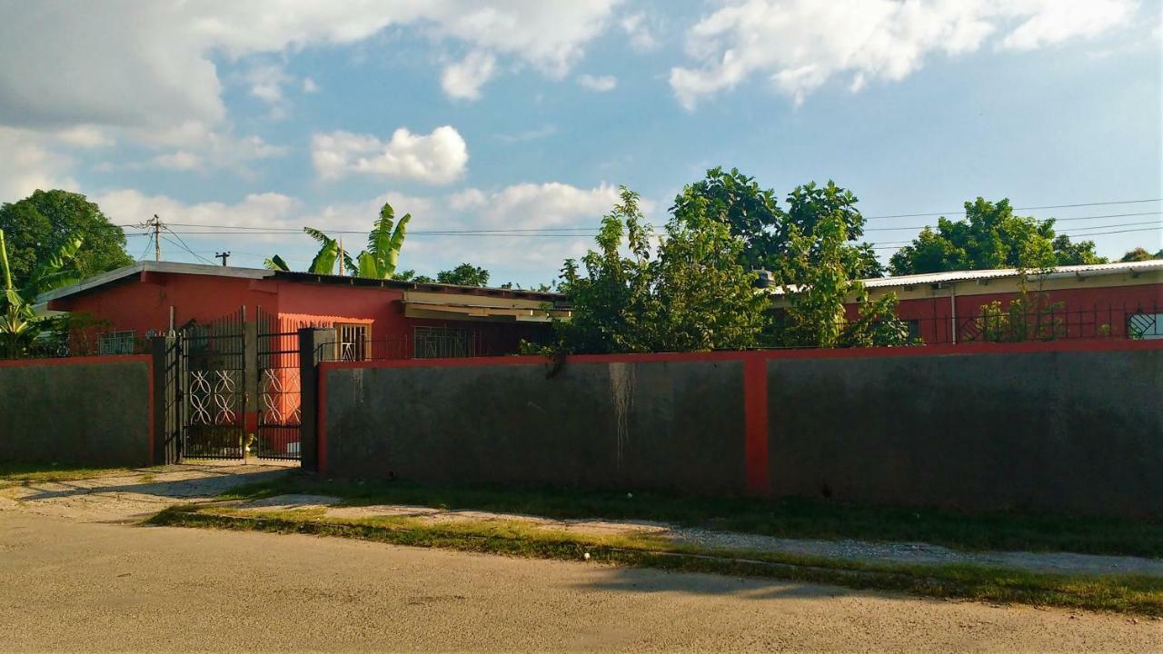 Yard Style Hotel Kingston Exterior photo