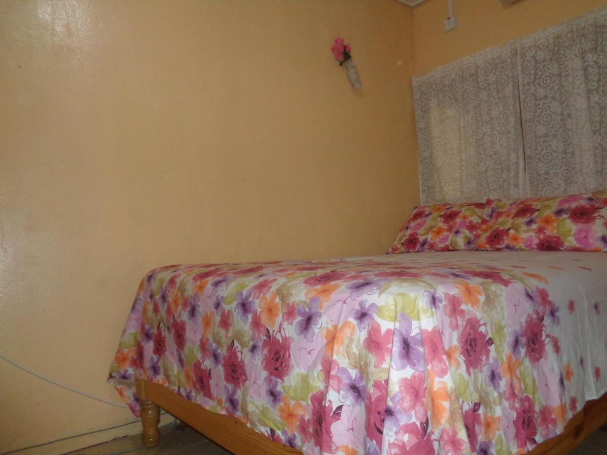 Yard Style Hotel Kingston Room photo